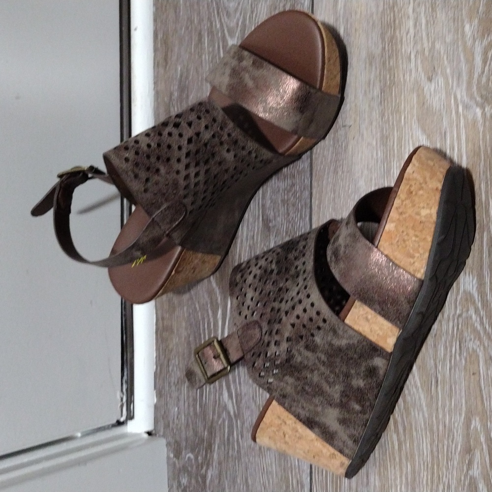 Volatile Gold and Brown Woven Leather Sandals